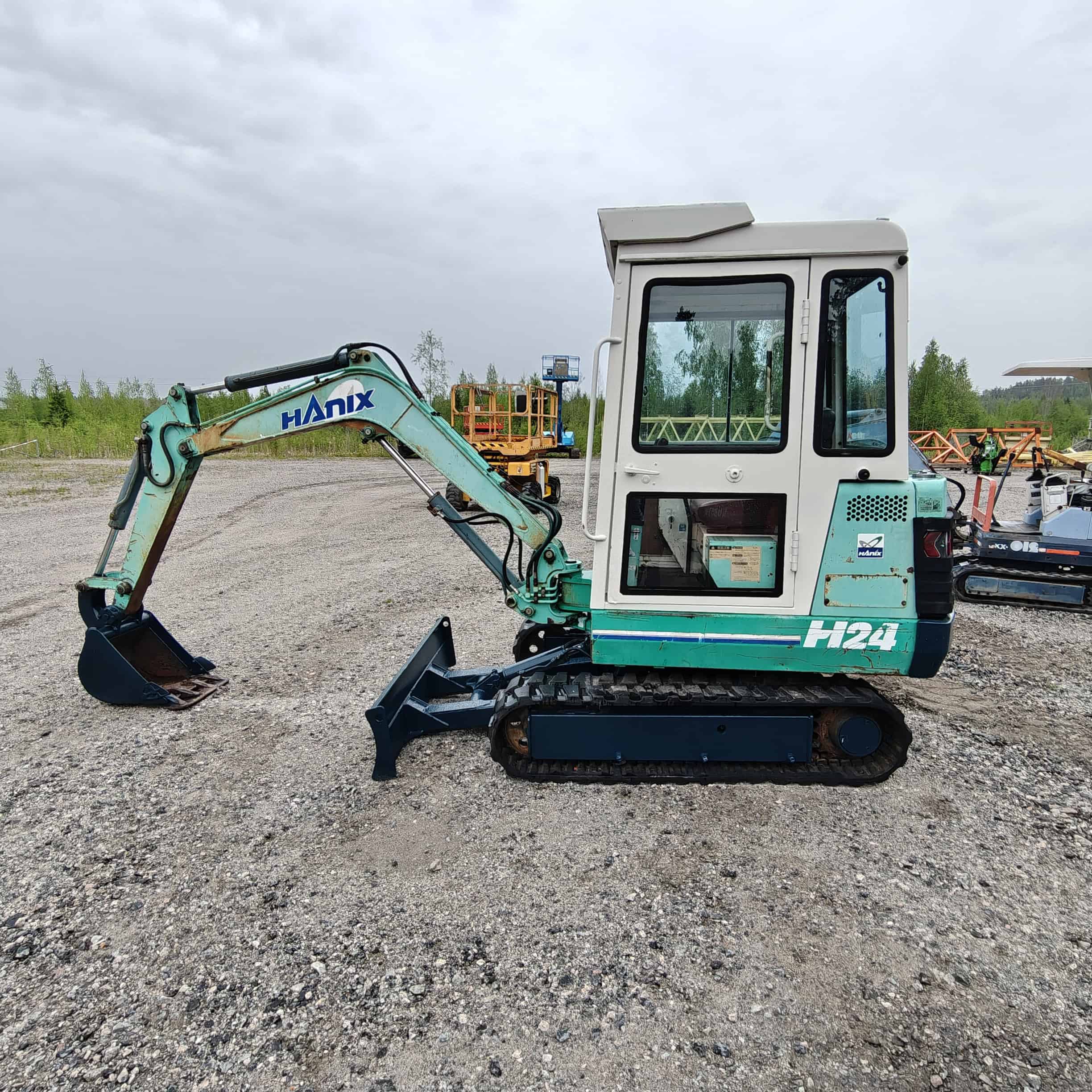 HANIX H24 Käytetty kumitelainen minikaivuri - Image 3