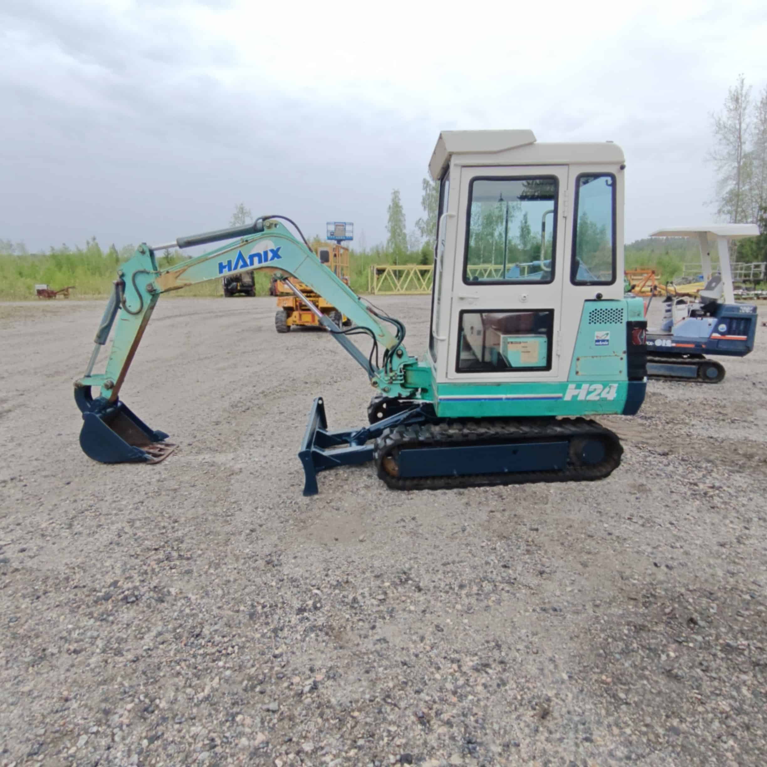 HANIX H24 Käytetty kumitelainen minikaivuri - Image 5