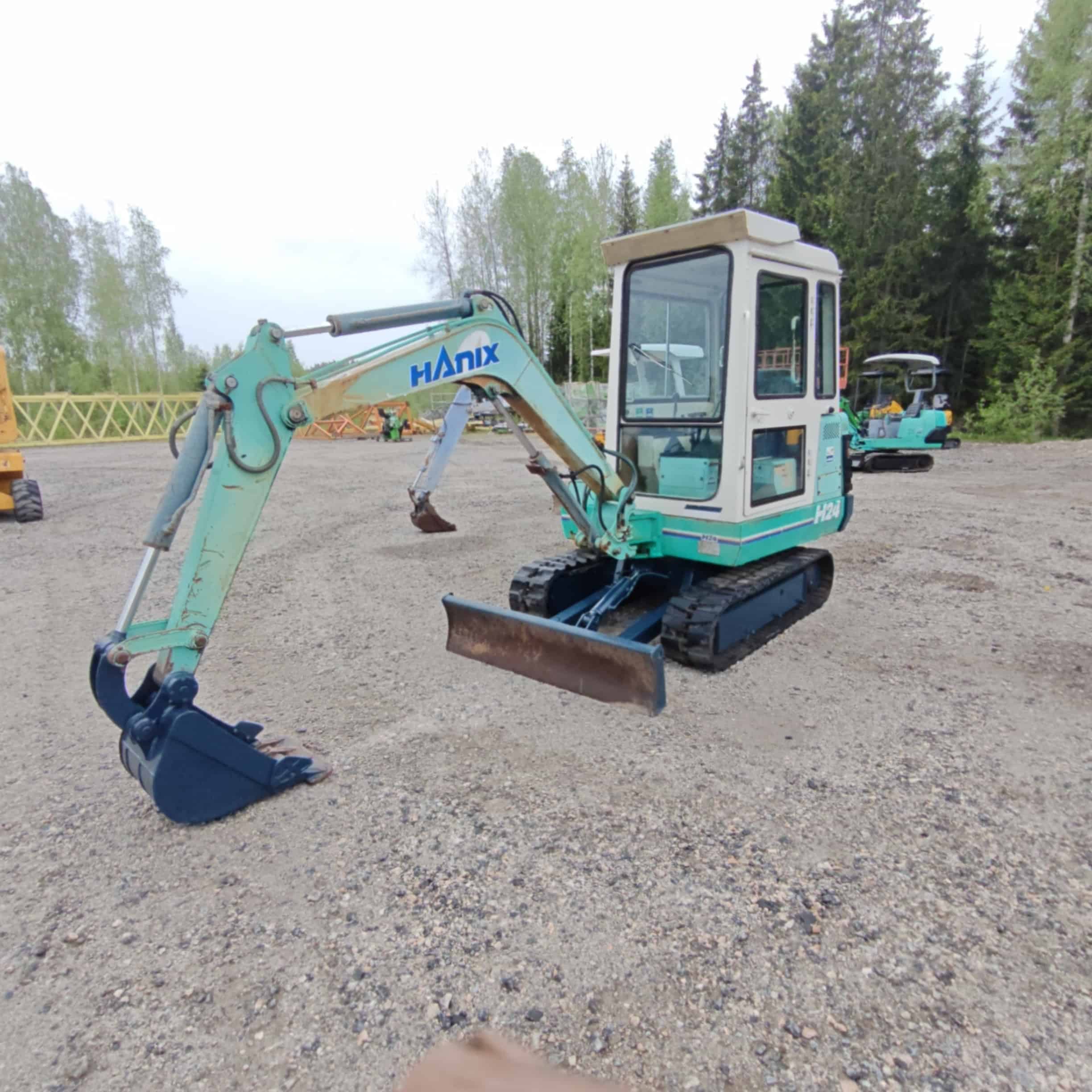 HANIX H24 Käytetty kumitelainen minikaivuri - Image 2
