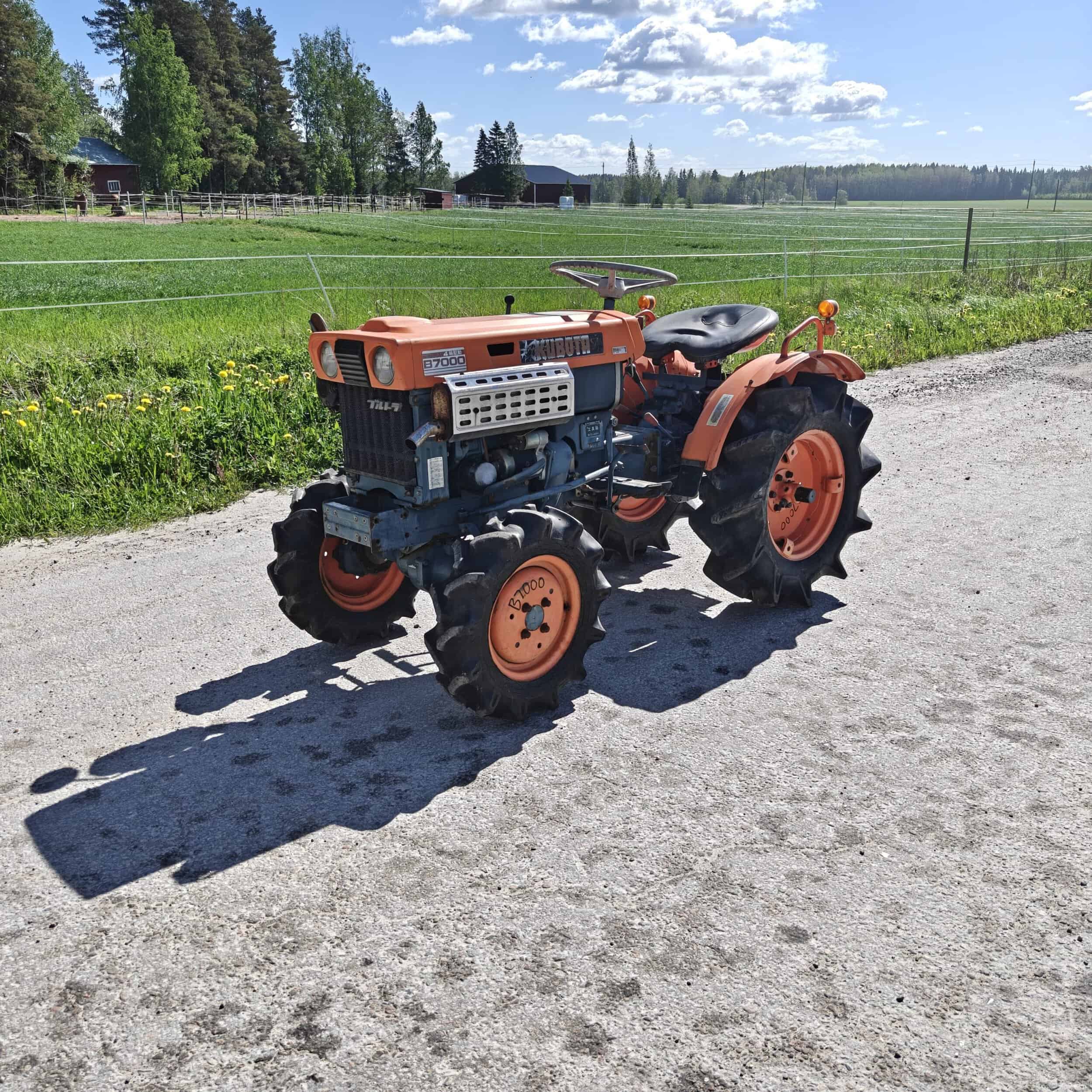KUBOTA B7000 4WD 14hp Minitraktori (Pto)