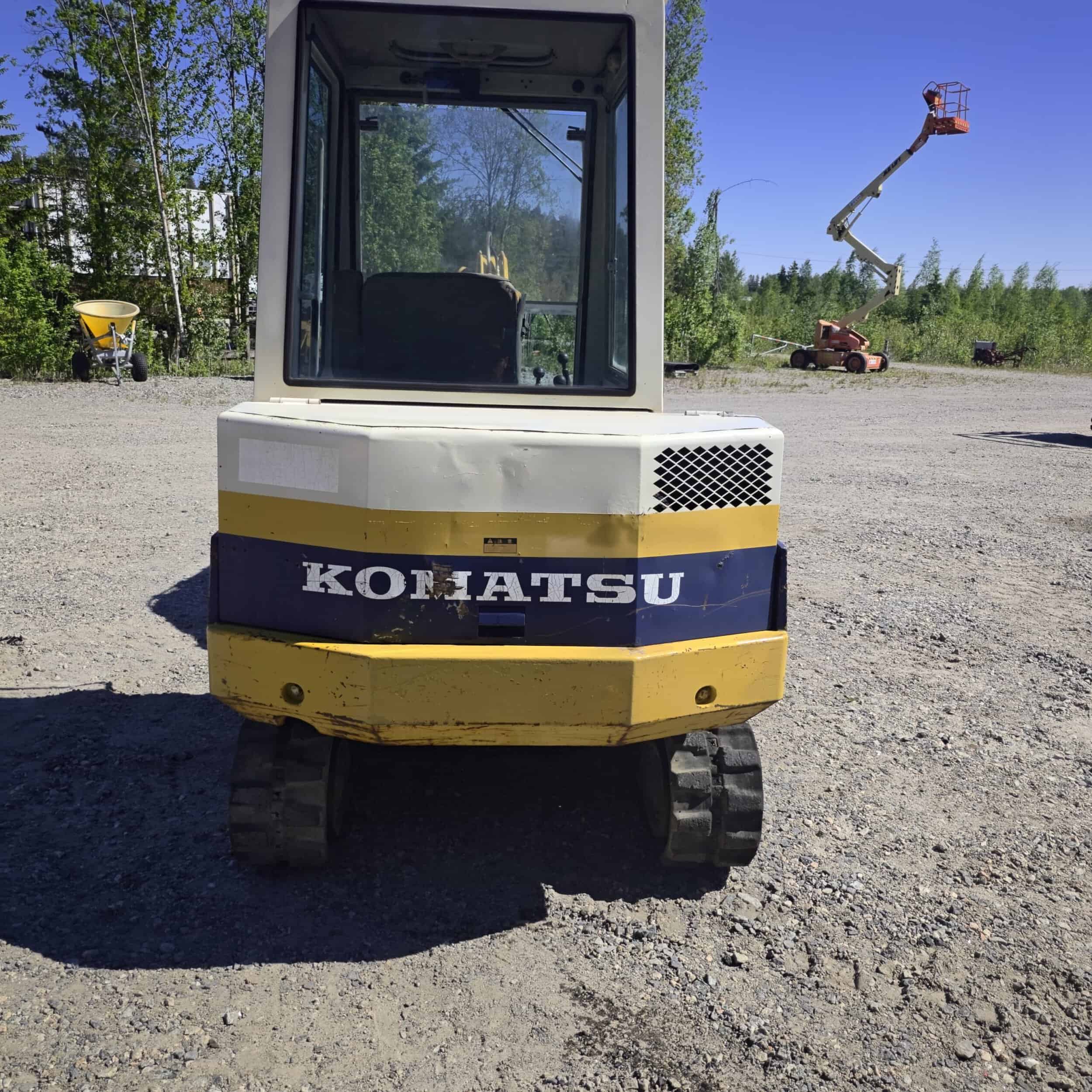 Komatsu PC15-2 Kumitelainen minikaivuri - Image 6