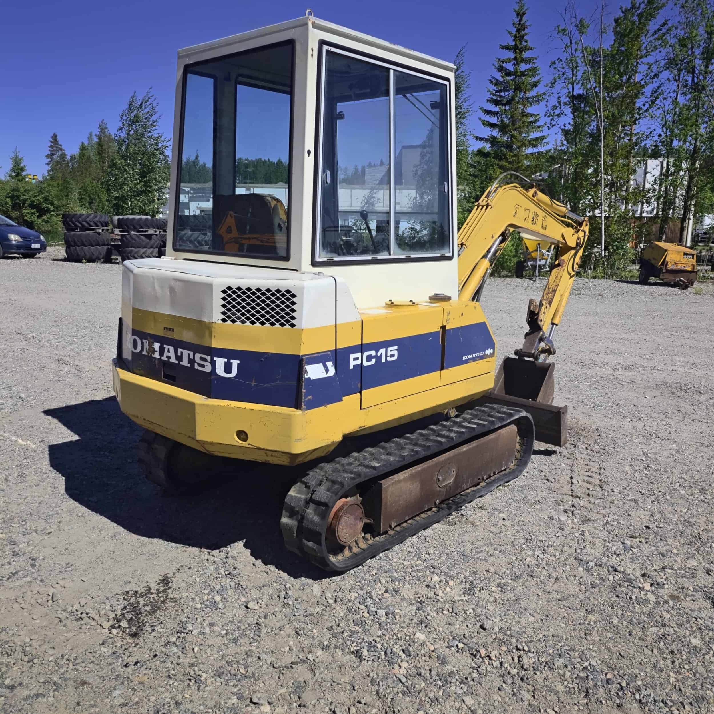 Komatsu PC15-2 Kumitelainen minikaivuri - Image 7