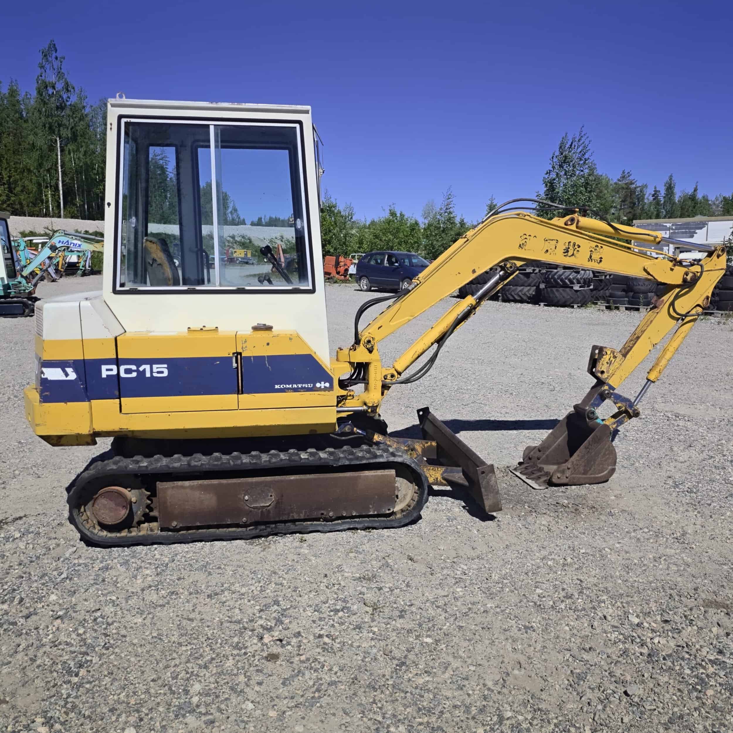 Komatsu PC15-2 Kumitelainen minikaivuri - Image 4