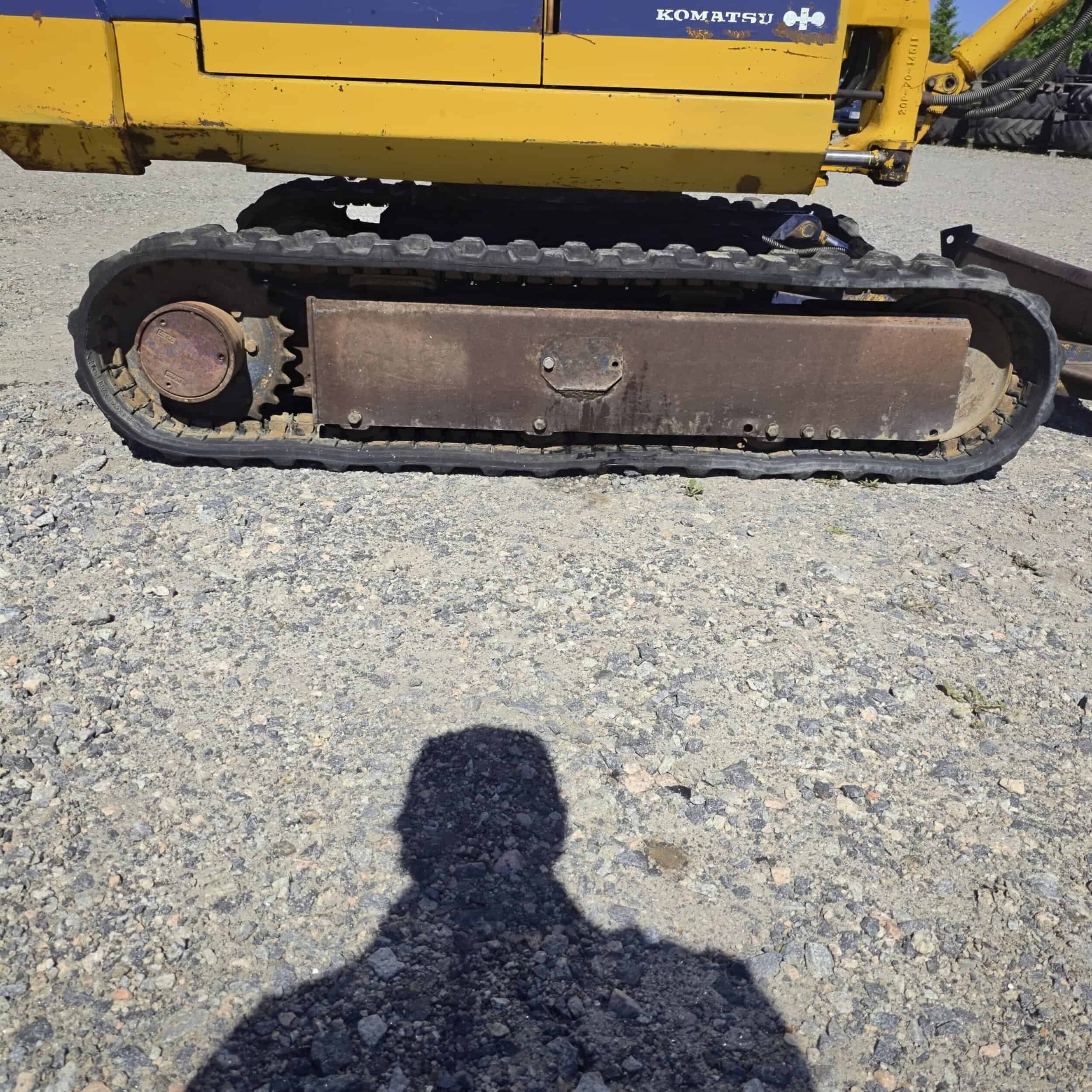 Komatsu PC15-2 Kumitelainen minikaivuri - Image 15