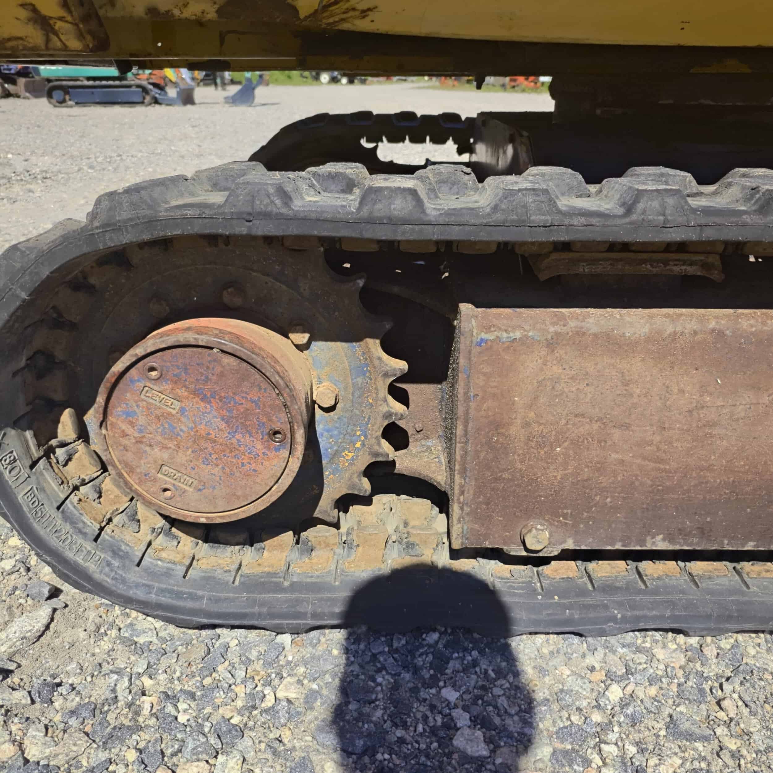 Komatsu PC15-2 Kumitelainen minikaivuri - Image 14
