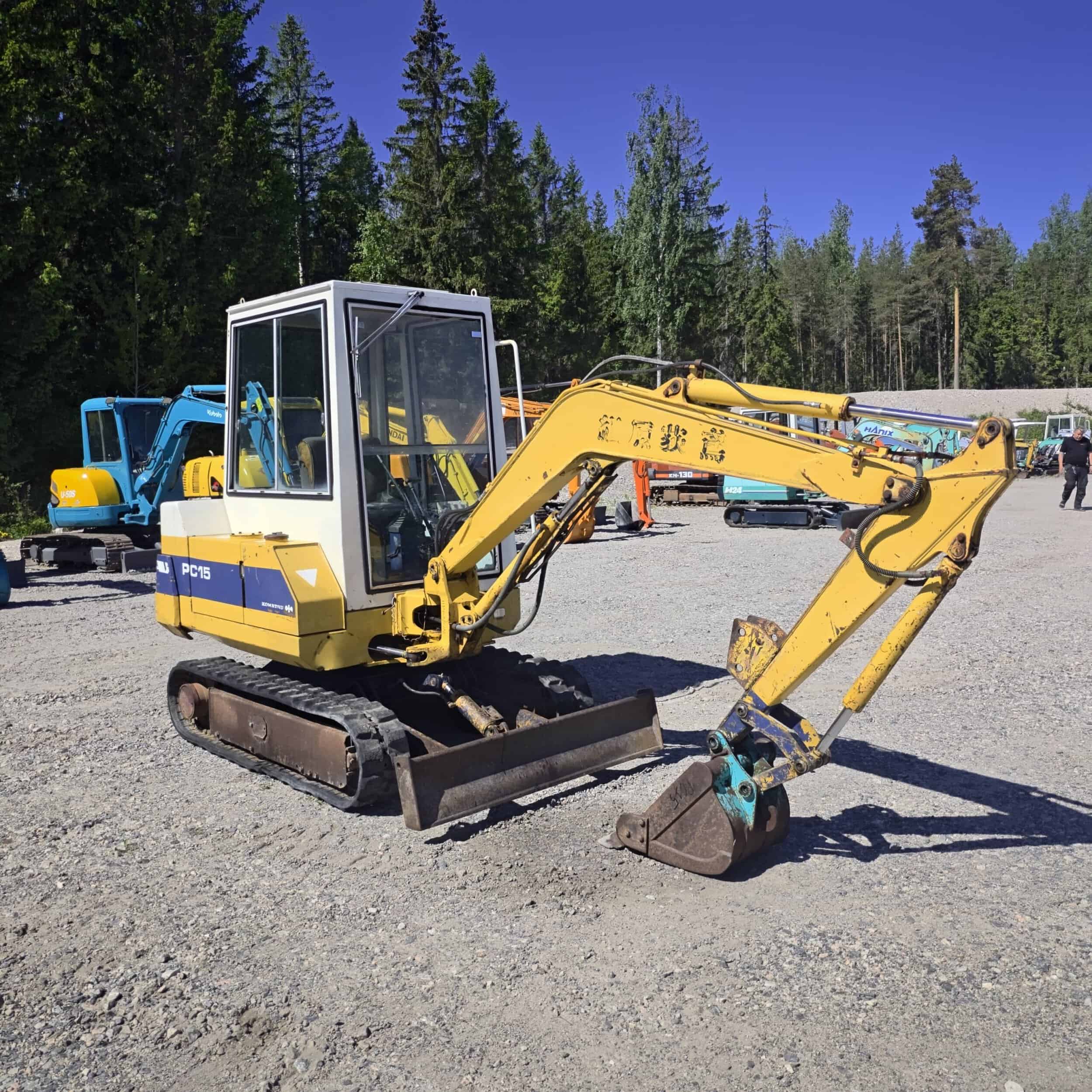 Komatsu PC15-2 Kumitelainen minikaivuri - Image 3