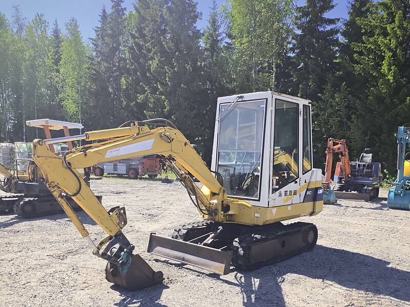Komatsu PC15-2 Kumitelainen minikaivuri