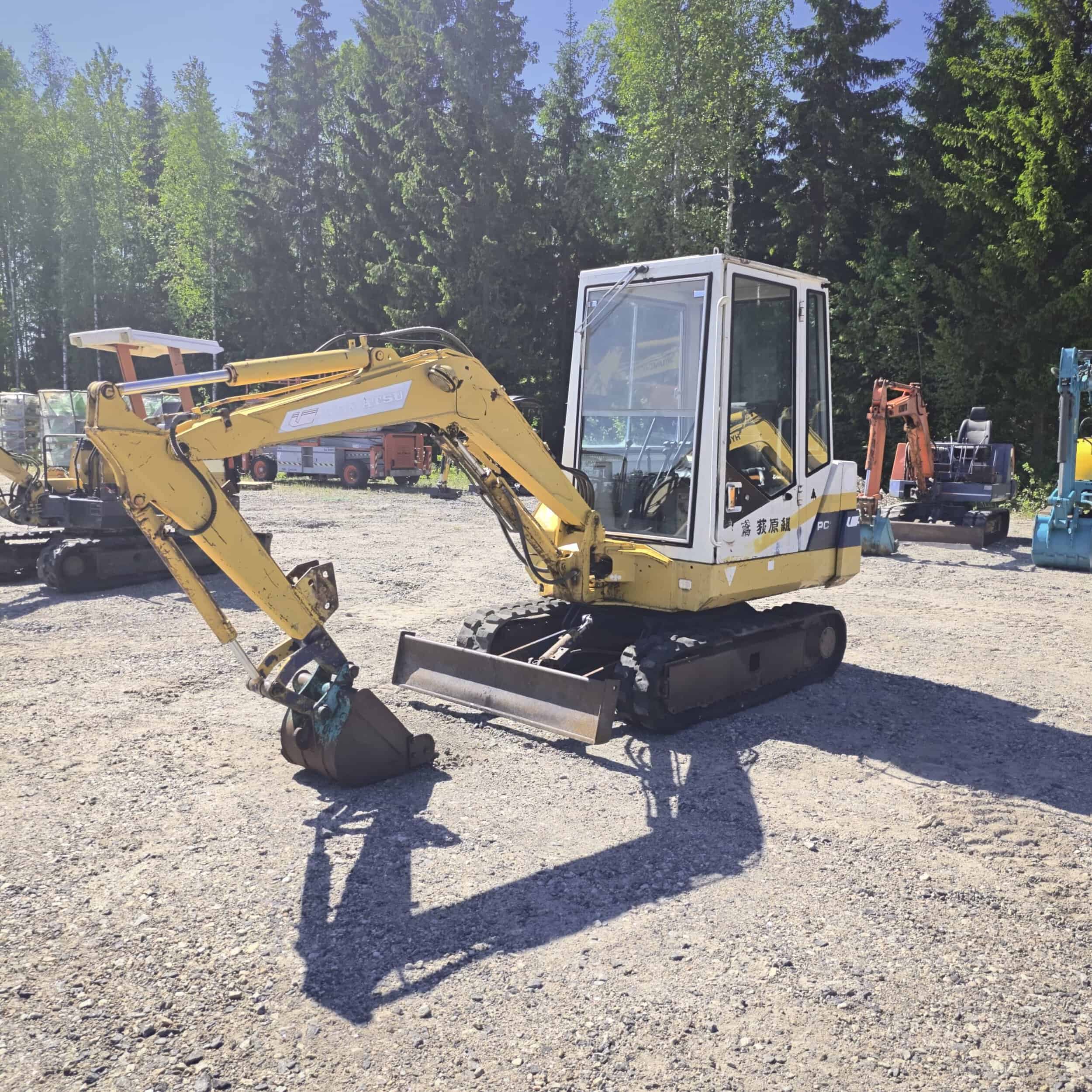 Komatsu PC15-2 Kumitelainen minikaivuri