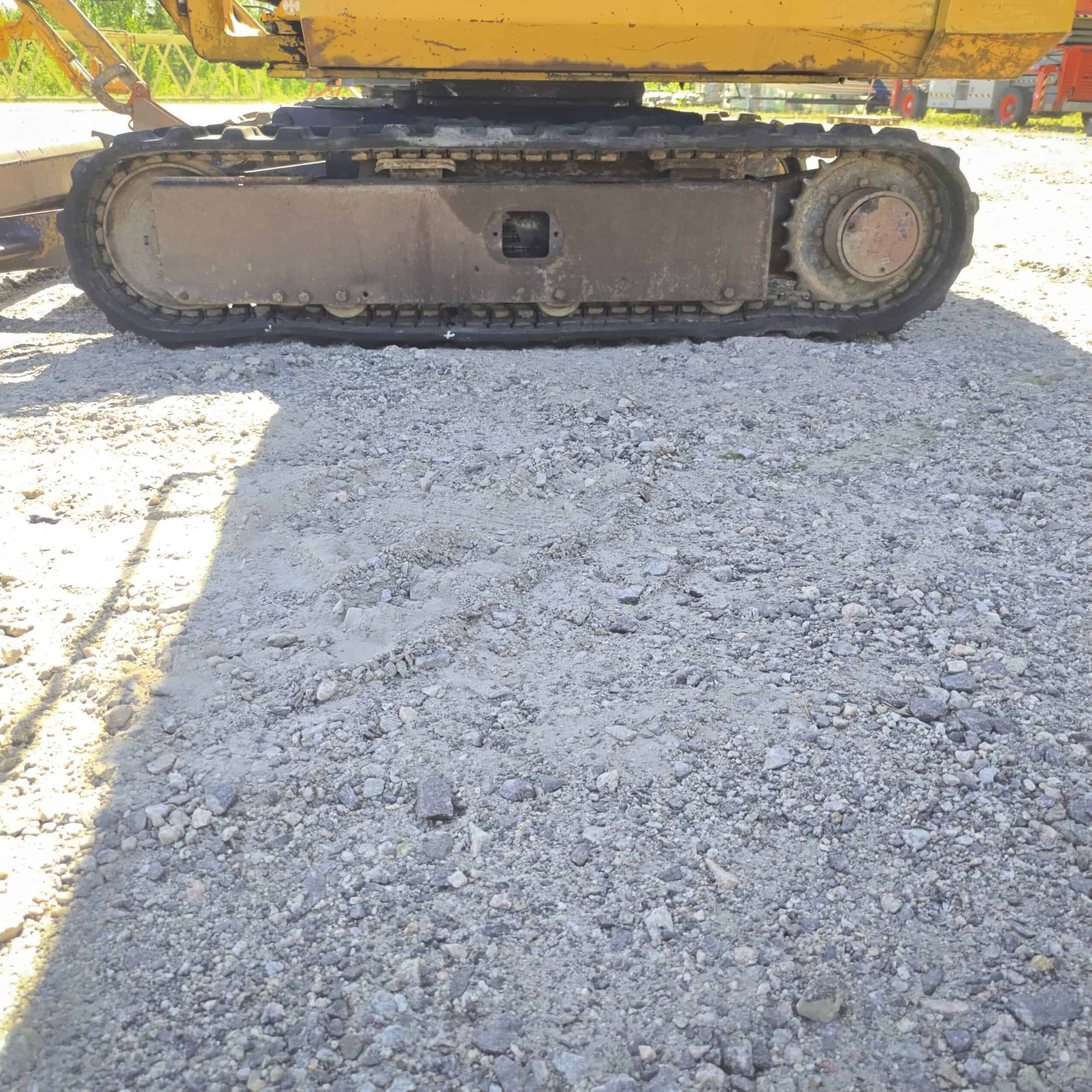 Komatsu PC15-2 Kumitelainen minikaivuri - Image 13
