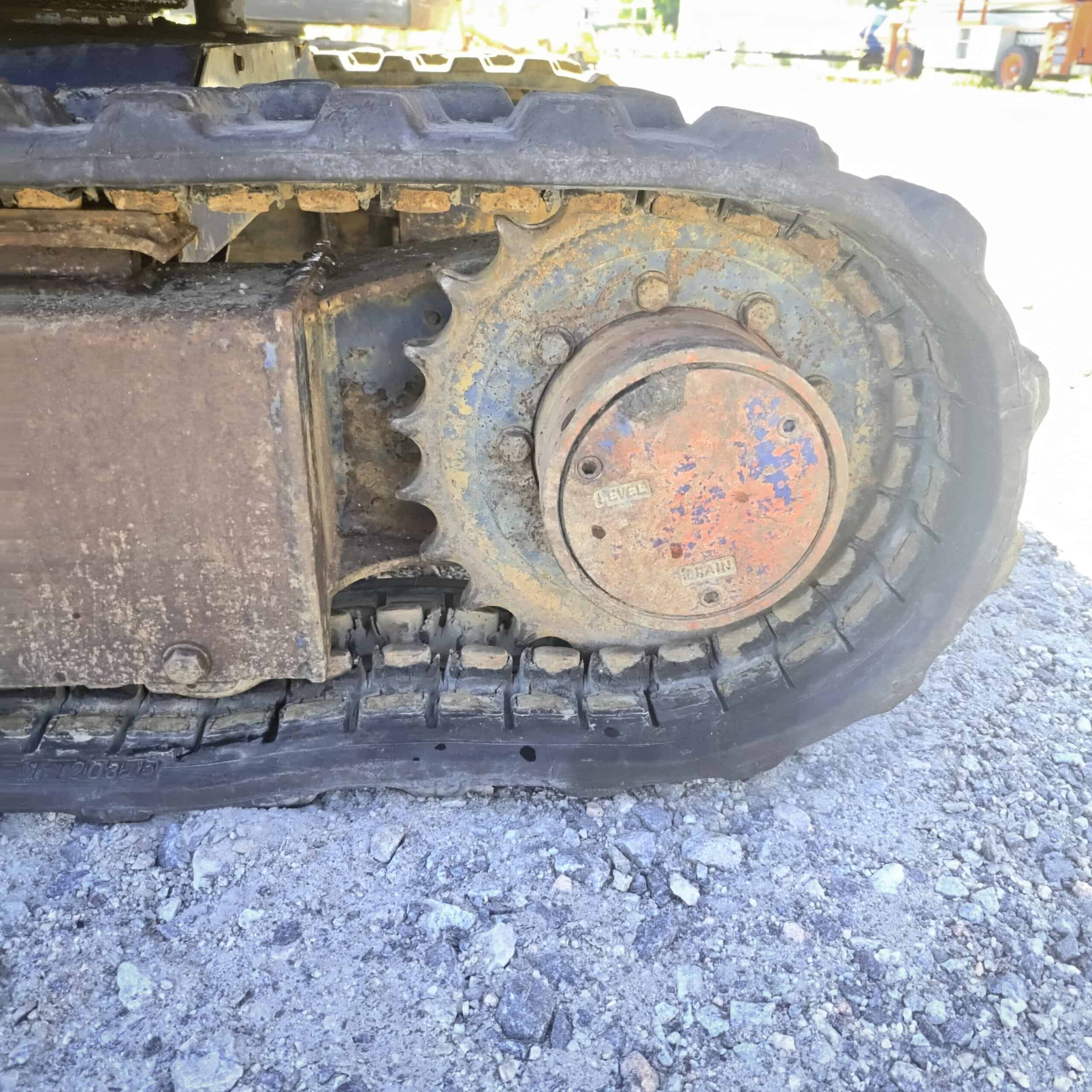 Komatsu PC15-2 Kumitelainen minikaivuri - Image 12
