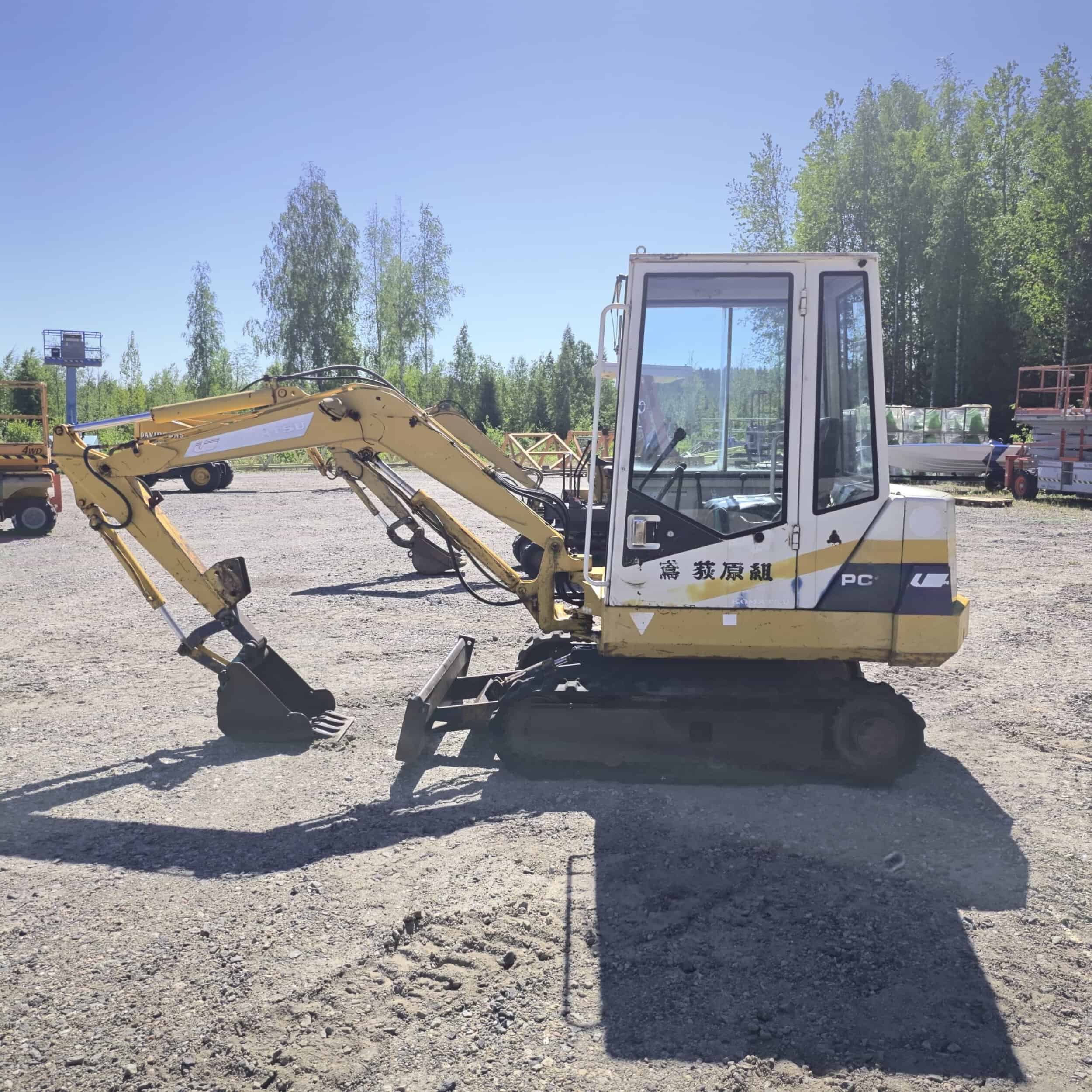 Komatsu PC15-2 Kumitelainen minikaivuri - Image 8