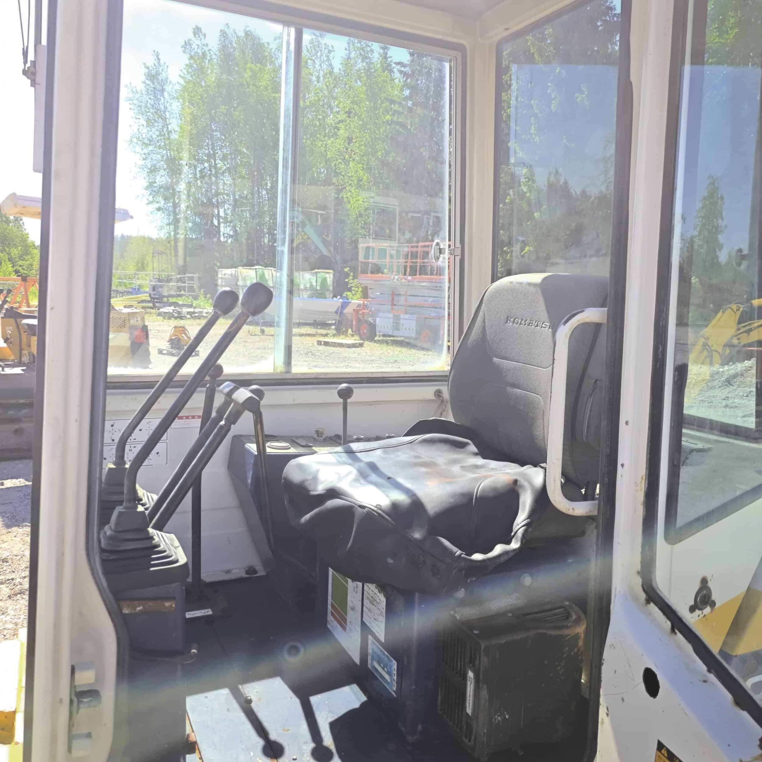 Komatsu PC15-2 Kumitelainen minikaivuri - Image 10