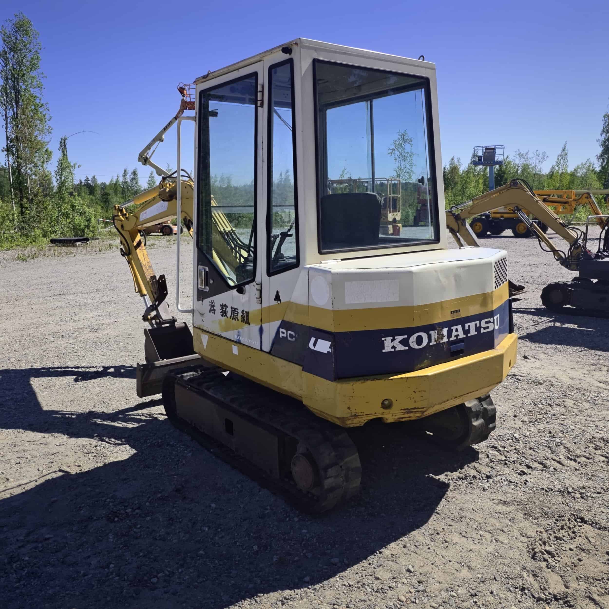 Komatsu PC15-2 Kumitelainen minikaivuri - Image 5