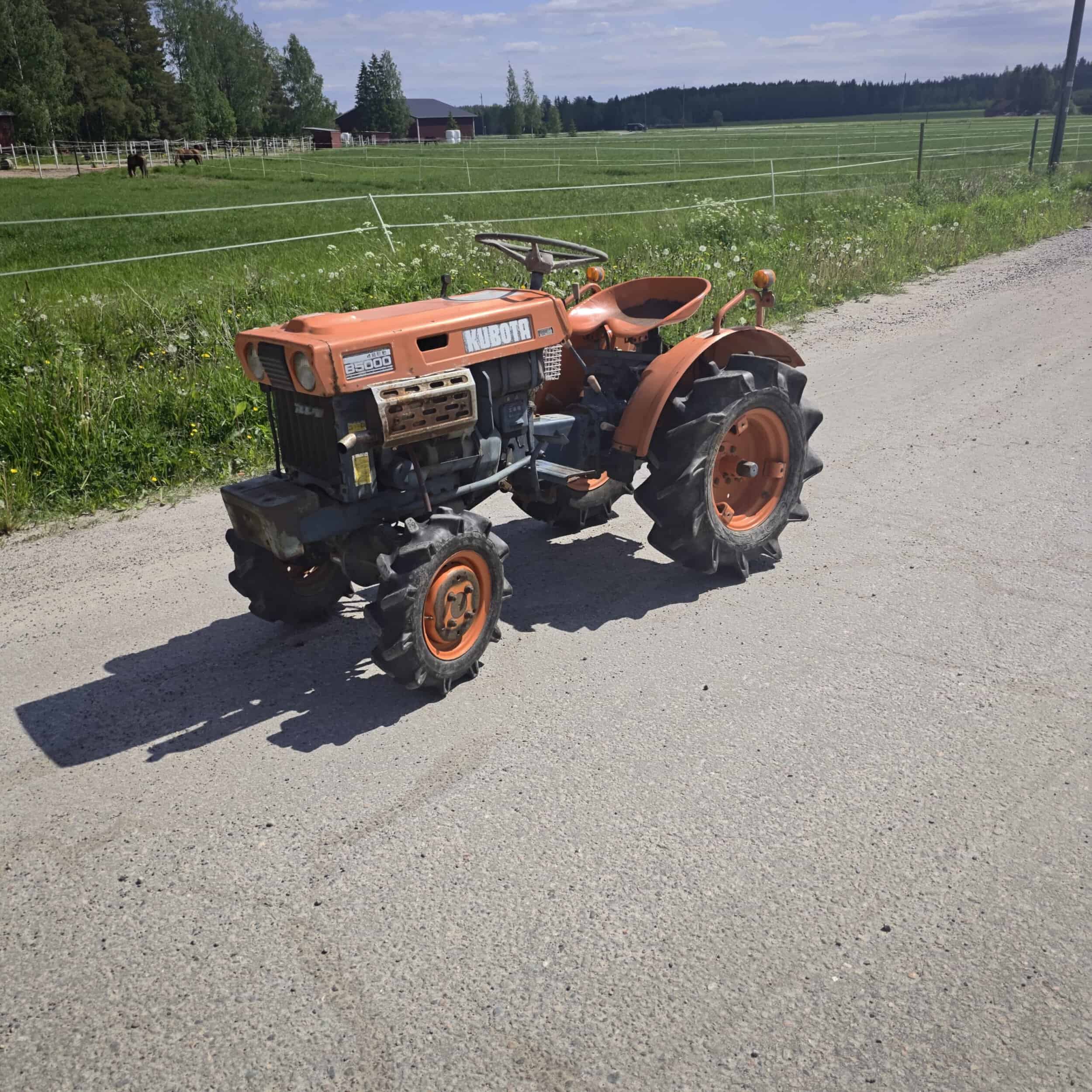 KUBOTA B5000 4WD 10hp Minitraktori