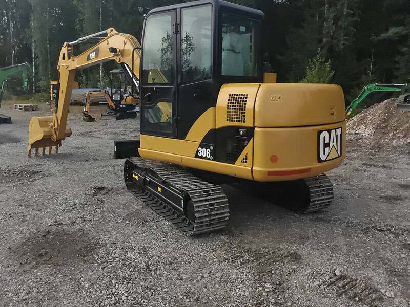 CAT 306 rautatelainen minikaivuri vm2011