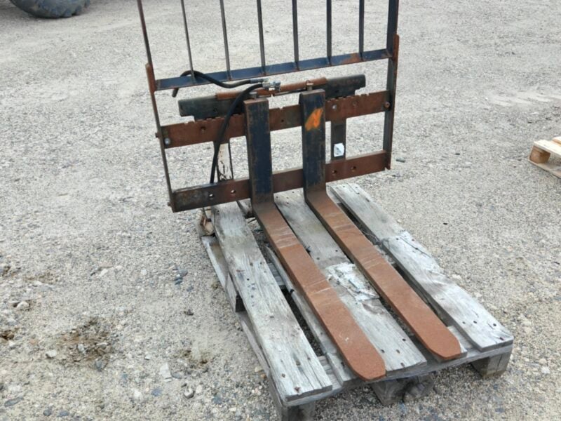 KAUP 2T151P2 trukin sivusiirtolaite + trukkipiikit