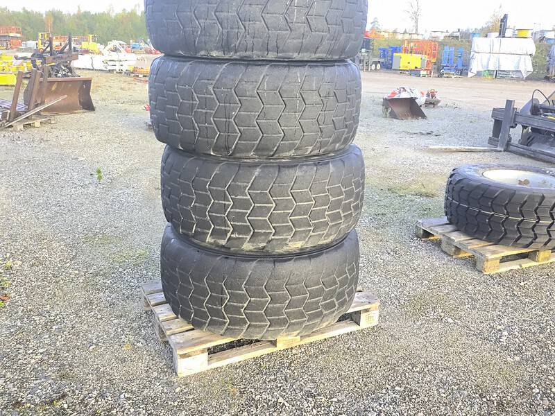 Merlo renkaat 445/65 R22,5 Käytetyt vanteineen